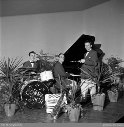 Conny Rich with clarinet and 2 musicians.