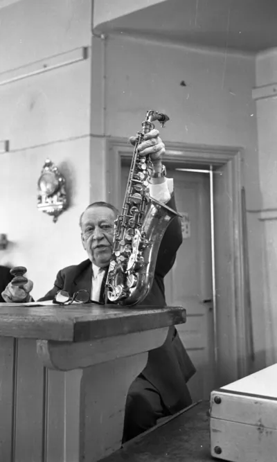 Auktion, May 7, 1965
A man sells saxophone at auction